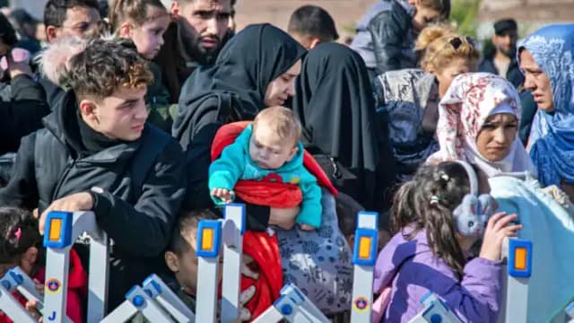 Los refugiados sirios esperan cruzar la frontera turco-siria el lunes, con la esperanza de regresar a casa después de la caída del gobierno de Assad. |ap