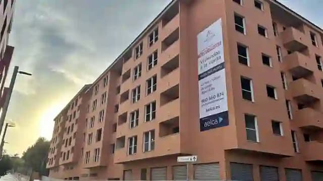 Un bloc de viviendes propietat de la Sareb en Torrent. / L-EMV