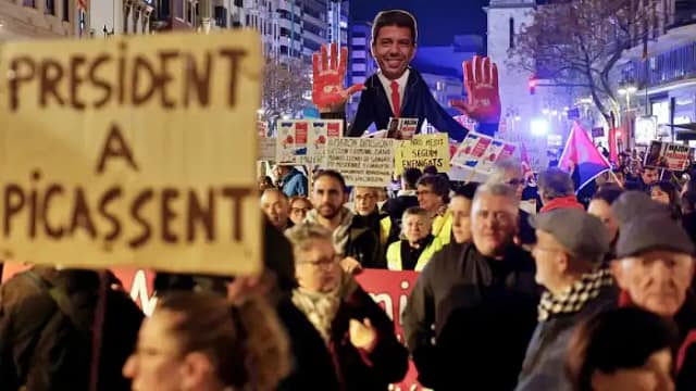 Pancartas en la manifestación por la DANA del 29 diciembre