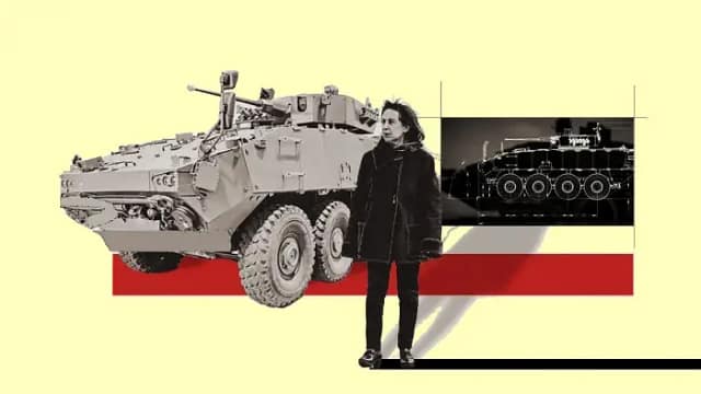 Foto de ministra Margarita Robles mostrando armamento pesado