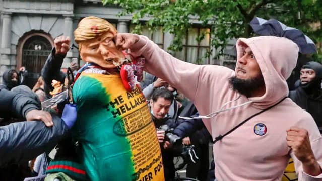 Un manifestante golpea a una marioneta que representa a Donald Trump durante una marcha en Londres, el sábado 6 de junio de 2020. La coalición británica Stop Trump se ha reformado y está instando a la solidaridad internacional y la unidad contra la extrema derecha. | Frank Augstein / AP