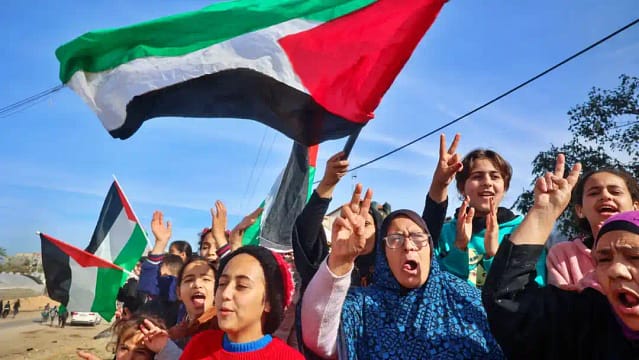 Palestinas celebrando el alto el fuego en Gaza