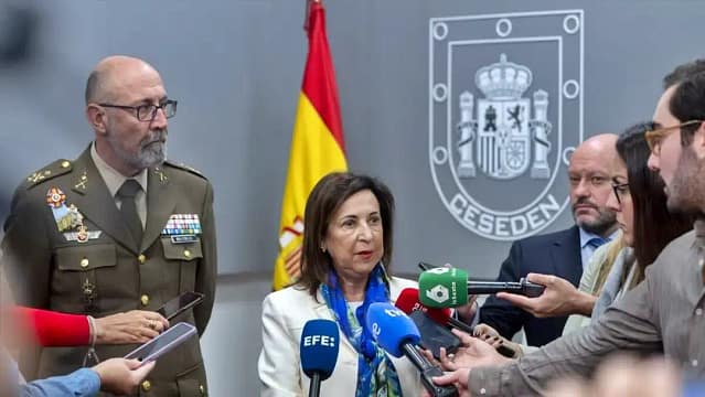 La ministra de Defensa, Margarita Robles, junto al director del CESEDEN, teniente general Miguel Ballenilla (Foto: Alberto Ortega / Europa Press)