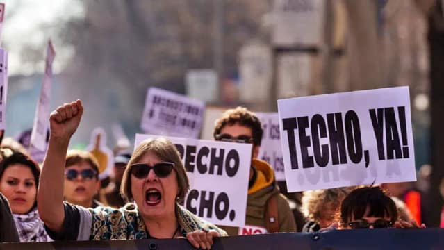 Comunistas de León proponen un banco público de vivienda como alternativa residencial.