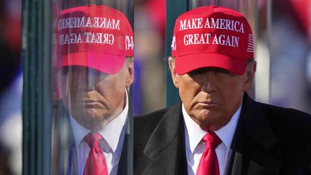 Foto de Donald Trump reflejado en un espejo