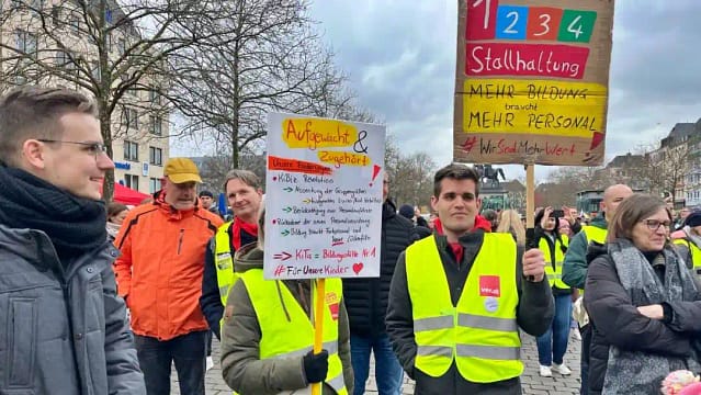 Educadores se manifiestan durante la última ronda de negociaciones colectivas en Colonia, Alemania