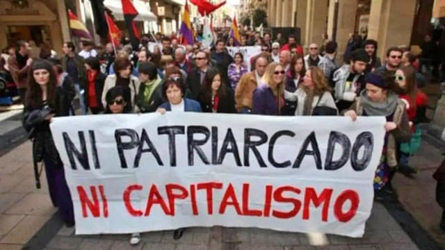 Pancarta manifestación contra el patriarcado y el capitalismo