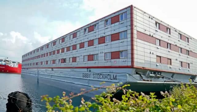 Foto de la barcaza para inmigrantes en Reino Unido