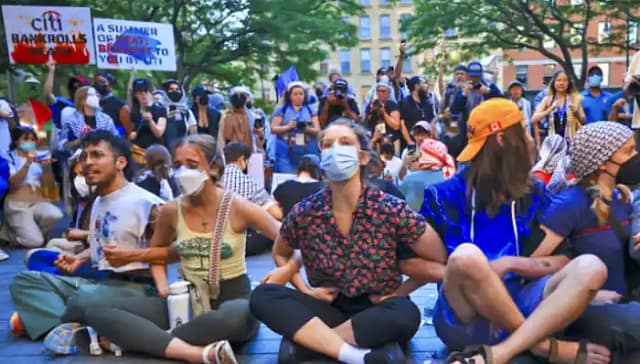 Miembros del Departamento de Policía de Nueva York montan guardia mientras arrestan a docenas de activistas climáticos propalestinos reunidos frente a la sede de Citigroup que protestaban contra Citibank por su participación financiera con Israel y sus políticas ambientales, en la ciudad de Nueva York, Estados Unidos, el martes 18 de junio de 2024. Selcuk Acar/Anadolu vía Getty Images.