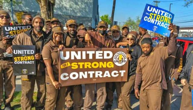 Los miembros de UPS de Teamsters Local 804 realizan un mitin por contrato, el 21 de abril de 2023, Brooklyn, Nueva York. Crédito: Teamsters Local 804