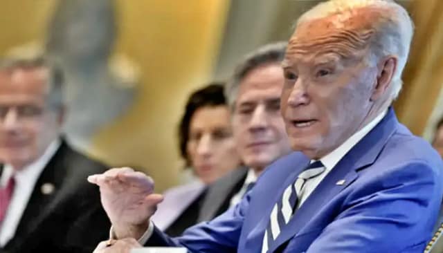 El presidente Joe Biden habla mientras se reúne con el presidente del Consejo Europeo, Charles Michel, y la presidenta de la Comisión Europea, Ursula von der Leyen, en la Sala del Gabinete de la Casa Blanca, el viernes 20 de octubre de 2023, en Washington. AP Foto/Evan Vucci.