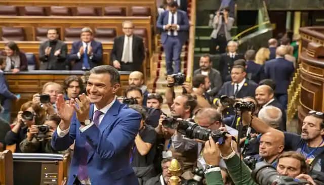 Pedro Sánchez celebrando la votación de investidura