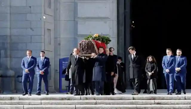 Familiares de Francisco Franco sacan a hombros el ataúd del dictador durante su exhumación del Valle de los Caídos. (Foto de Juan Carlos Hidalgo / AFP)
