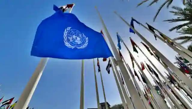 La bandera de la ONU iza el jueves en la sede de la cumbre climática COP28 en Dubái. | Guiseppe Cacace/AFP vía Getty Images