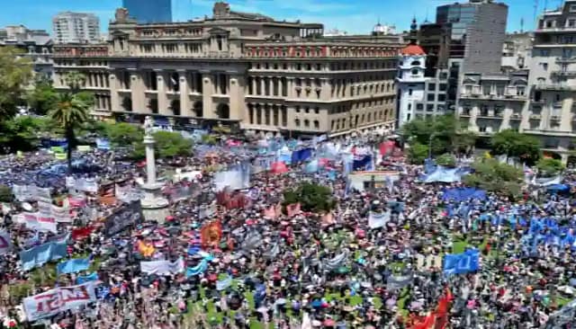Manifestación de argentinos frente al parlamento