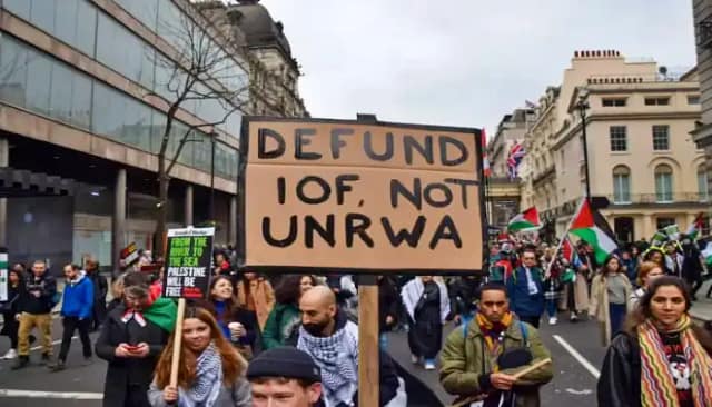 Protesta exigiendo desfinanciar las fuerzas de ocupación israelíes (IOF), no la UNRWA. Londres, febrero de 2024. (Foto: Middle East Monitor)