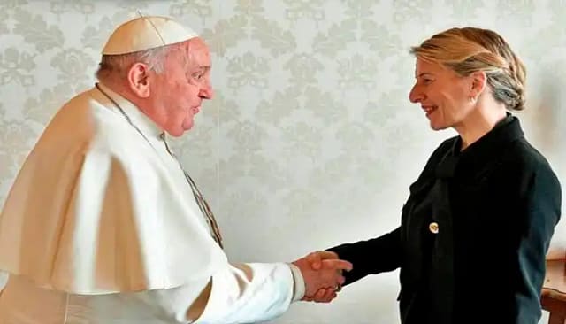 Apretón de manos entre el papa Francisco y Yolanda Díaz