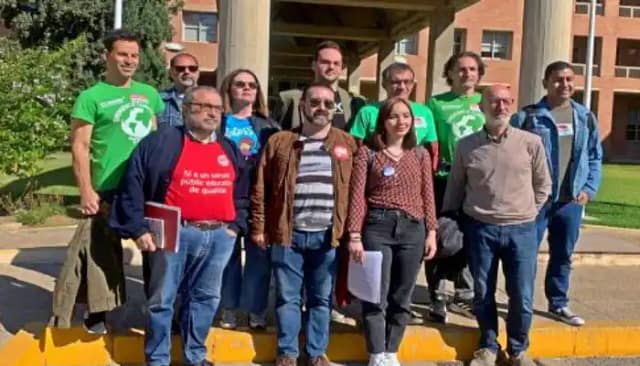Los representantes de la Plataforma en Defensa de l'Ensenyament Públic se concentran frente a la Conselleria de Educación