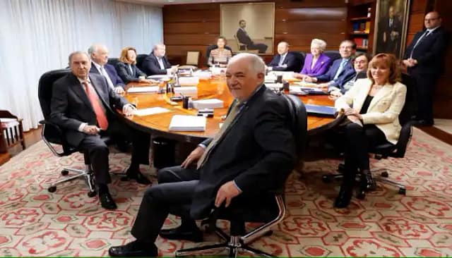 Los miembros del pleno del Tribunal Constitucional, en una reunión del pasado enero. En primer término, el presidente, Cándido Conde-Pumpido. Chema Moya (EFE)