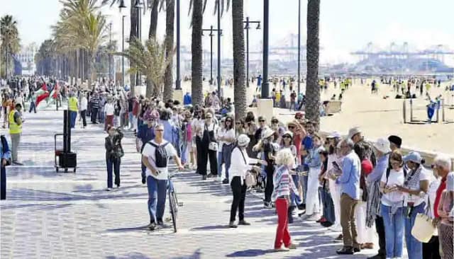Conformación de la cadena humana en la Malvarrosa. Foto de J.M. López publicada por Levante-emv.com