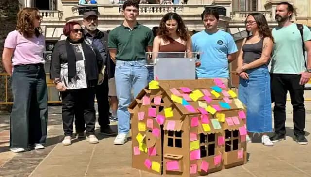 Foto de los impulsores del Manifiesto por la vivienda joven