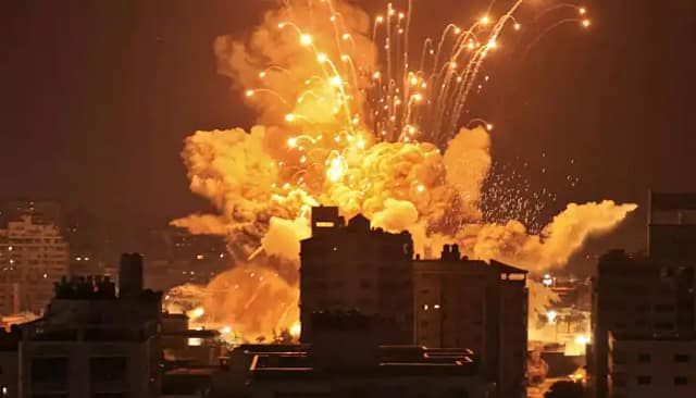 Foto original del artículo. Bombardeo sobre ciudad de Gaza