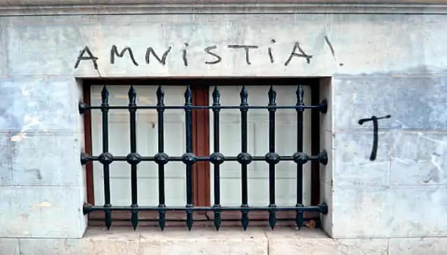 Pintada pidiendo Amnistía en un edificio