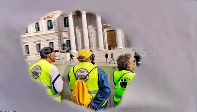 El 18 de octubre de 2023, pensionistas de todo el Estado español se manifestaron frente al Congreso de los Diputados en defensa de un sistema de pensiones públicas digno. Foto: Carlos Luján / Europa Press.