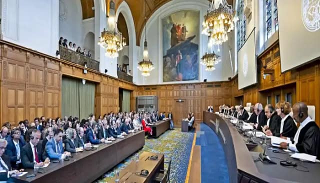 Foto superior: La Corte Internacional de Justicia lee la Opinión Consultiva de la Corte sobre "Consecuencias jurídicas derivadas de las políticas y prácticas de Israel en el Territorio Palestino Ocupado", el 19 de julio de 2024. Corte Internacional de Justicia.