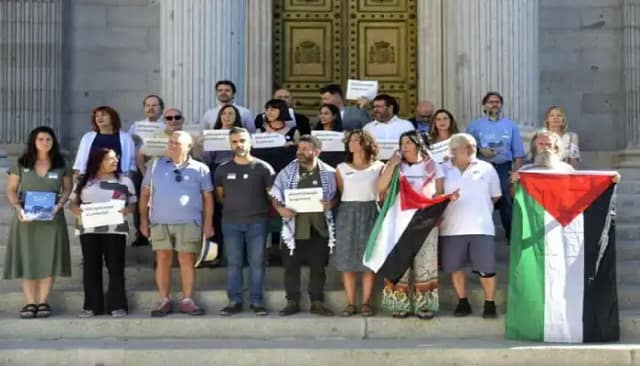 Entrega de la Proposición No de Ley de embargo de armas a Israel