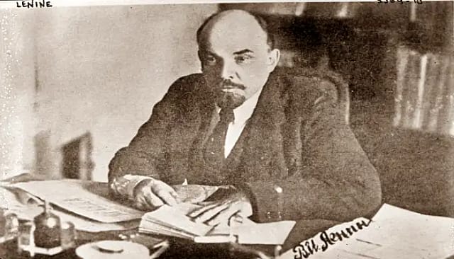 Foto de archivo de Lenin sentado en un escritorio
