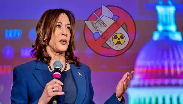 Foto de Kamala Harris con stp bombs sobreimpresionado