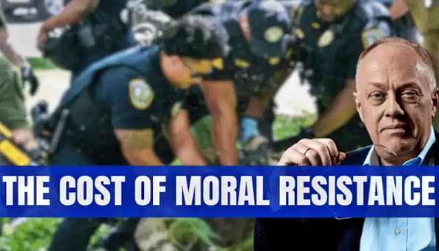 Foto de Chris Hedges en la conferencia sobre resistencias