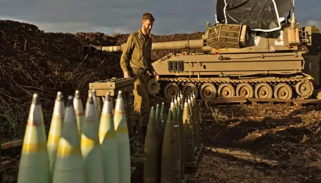 Un soldado israelí prepara municiones suministradas por Estados Unidos por un tanque de artillería móvil en el norte de Israel, cerca de la frontera con Líbano. | Ohad Zwigenberg / AP