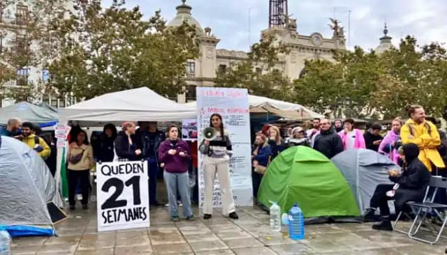 Foto de la acampada por la vivienda en la plaza del Ayuntamiento de Valencia