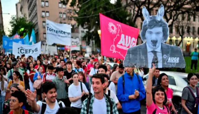 Marcha de las velas: estudiantes argentinos se movilizan contra el ajuste y la violencia de Milei
