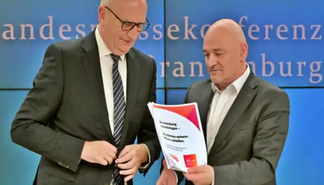 Foto: Satisfechos con el resultado: Dietmar Woidke (SPD, izquierda) y Robert Crumbach (BSW) presentaron el acuerdo de coalición para Brandeburgo el miércoles en Potsdam