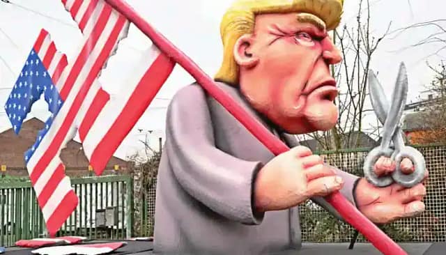 Trump lleva unas tijeras a Estados Unidos en una carroza en el desfile del Lunes de las Rosas en Düsseldorf, Alemania, el 12 de febrero de 2024. | Federico Gambarini / dpa vía AP