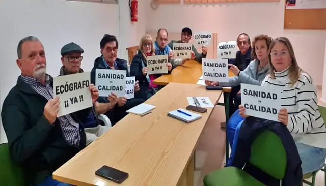 Foto de integrantes de la plataforma en defensa de la sanidad pública de Manises en su última reunión de diciembre