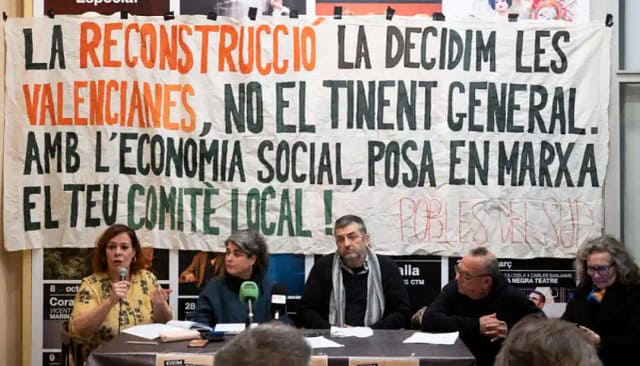 Momento de la rueda de prensa en el Micalet presentando los Comités populares de reconstrucción