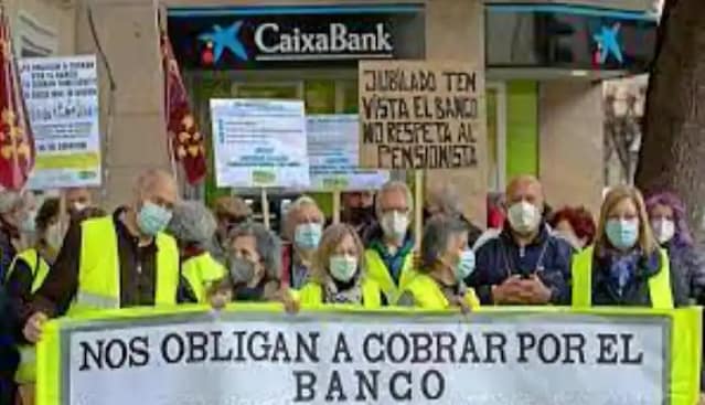 Manifestación por el derecho de los pensionistas a mejor atención bancaria