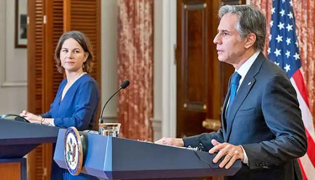 Annalena Baerbock, ministra de exteriores alemana, perteneciente a los Verdes, partidaria de enviar a Ucrania misiles Taurus en conferencia de prensa junto al secretario de Estado de EE.UU Anthony Blinken | Olaf Kosinsky / CC BY-SA 3.0