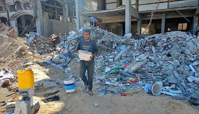 Adel Murad, de 43 años, trabaja para limpiar los escombros de su casa en Shujaiya, ciudad de Gaza. 12 de abril de 2025. (Foto de Rasha Abu Jalal)