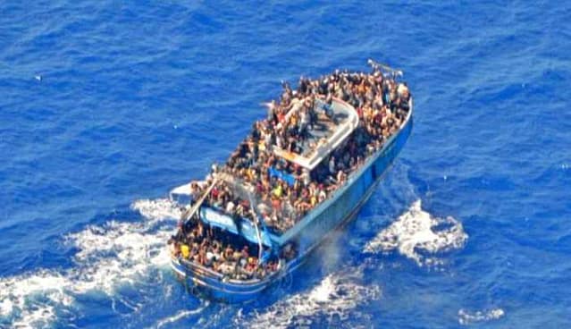 Foto del buque de refugiados hundido