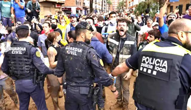 Gran rechazo ciudadano a la visita del rey y los presidentes del gobierno estatal y autonómico a las zonas de Valencia más afectadas por la DANA