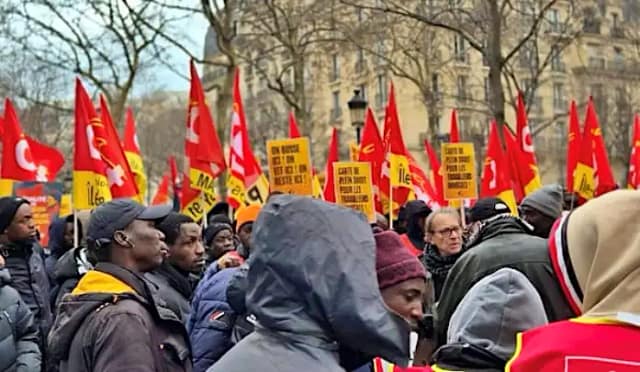 Sindicalistas en manifestación antirracista en París, 14 de diciembre de 2024. (Foto: John Mullen