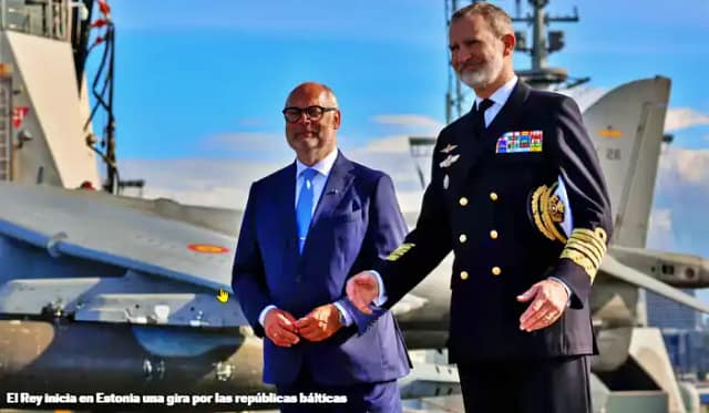El rey Felipe VI junto al presidente de la República de Estonia, Alar Karis, visitan el portaviones Juan Carlos I, este domingo en Tallin (Estonia).Foto: MARISCAL (EFE