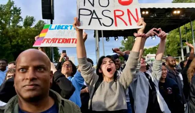 Foto original del artículo: pancarta no pasarán