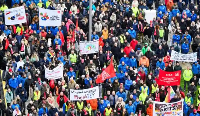 Manifestación de huelga frente a la planta alemana más grande de Volkswagen en Wolfsburg, el 2 de diciembre de 2024.