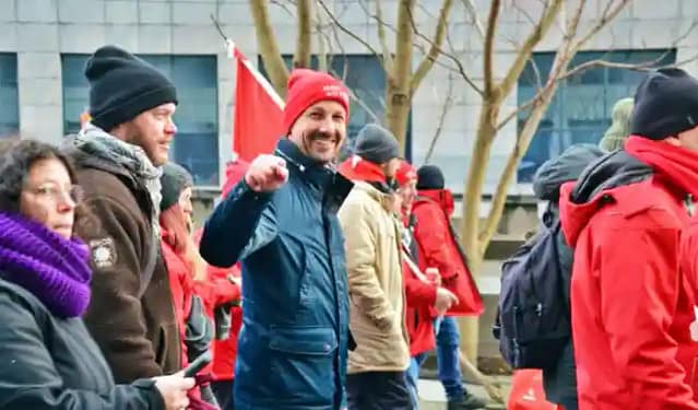 Marc Botenga, Miembro del Parlamento Europeo por el Partido de los Trabajadores de Bélgica, en una manifestación en Bruselas, 16 de Diciembre de 2022. Foto: Wikimedia Commons / DimiTalen